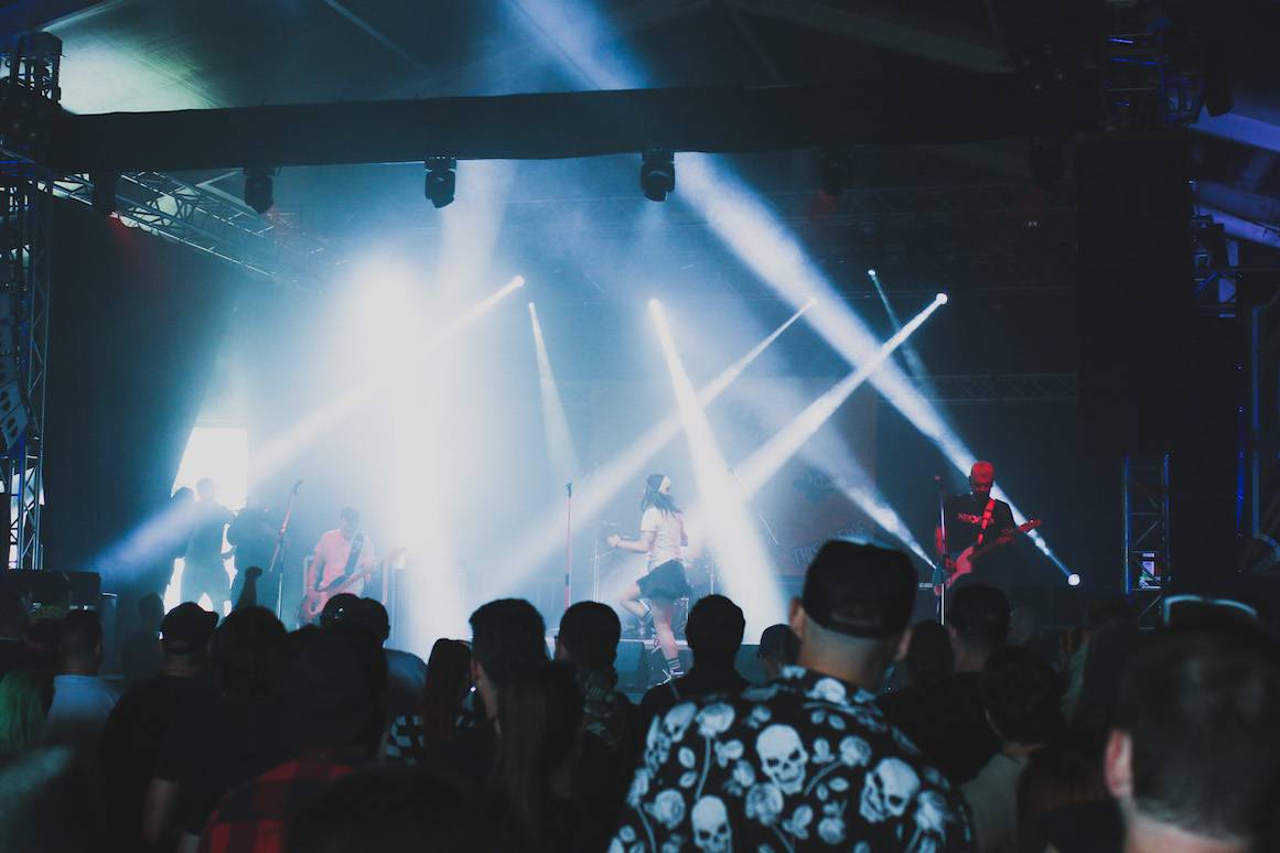 LIVE: Příznivci punku a ska zamířili do Tábora. Odstartoval festival Mighty Sounds