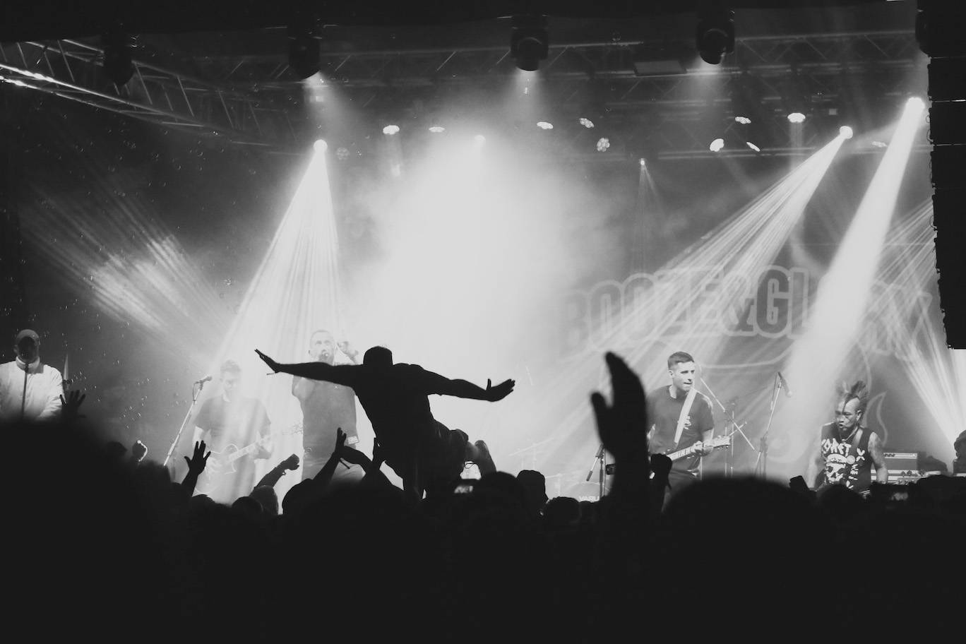 LIVE: Příznivci punku a ska zamířili do Tábora. Odstartoval festival Mighty Sounds