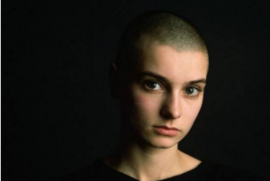TOP 7 zásadních skladeb Sinéad O'Connor. Zpívala o potratech, politice i traumatech z dětství