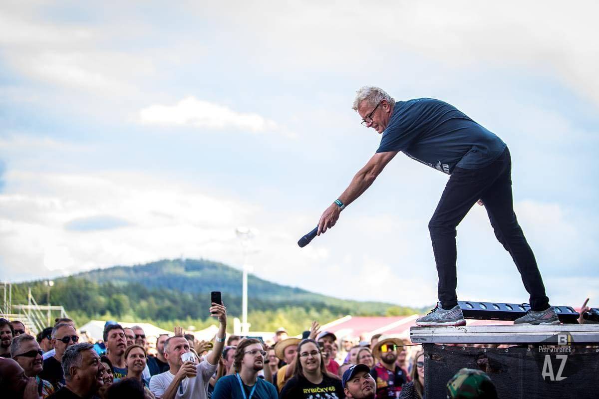 LIVE: Jelen rozbušil srdce Českého ráje. Pod Valečovem se protančila noc