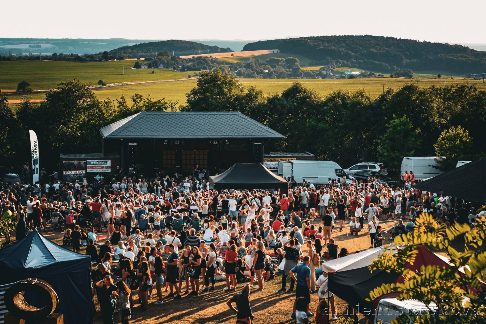 LIVE: Jelen rozbušil srdce Českého ráje. Pod Valečovem se protančila noc