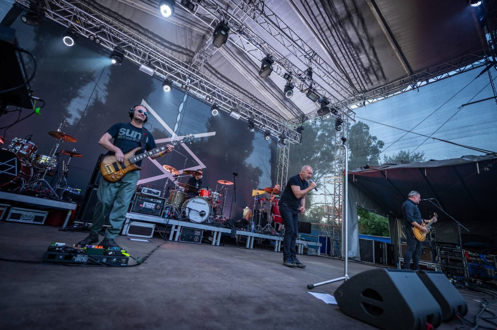 LIVE: David Koller sypal v Ledárnách jeden hit za druhým