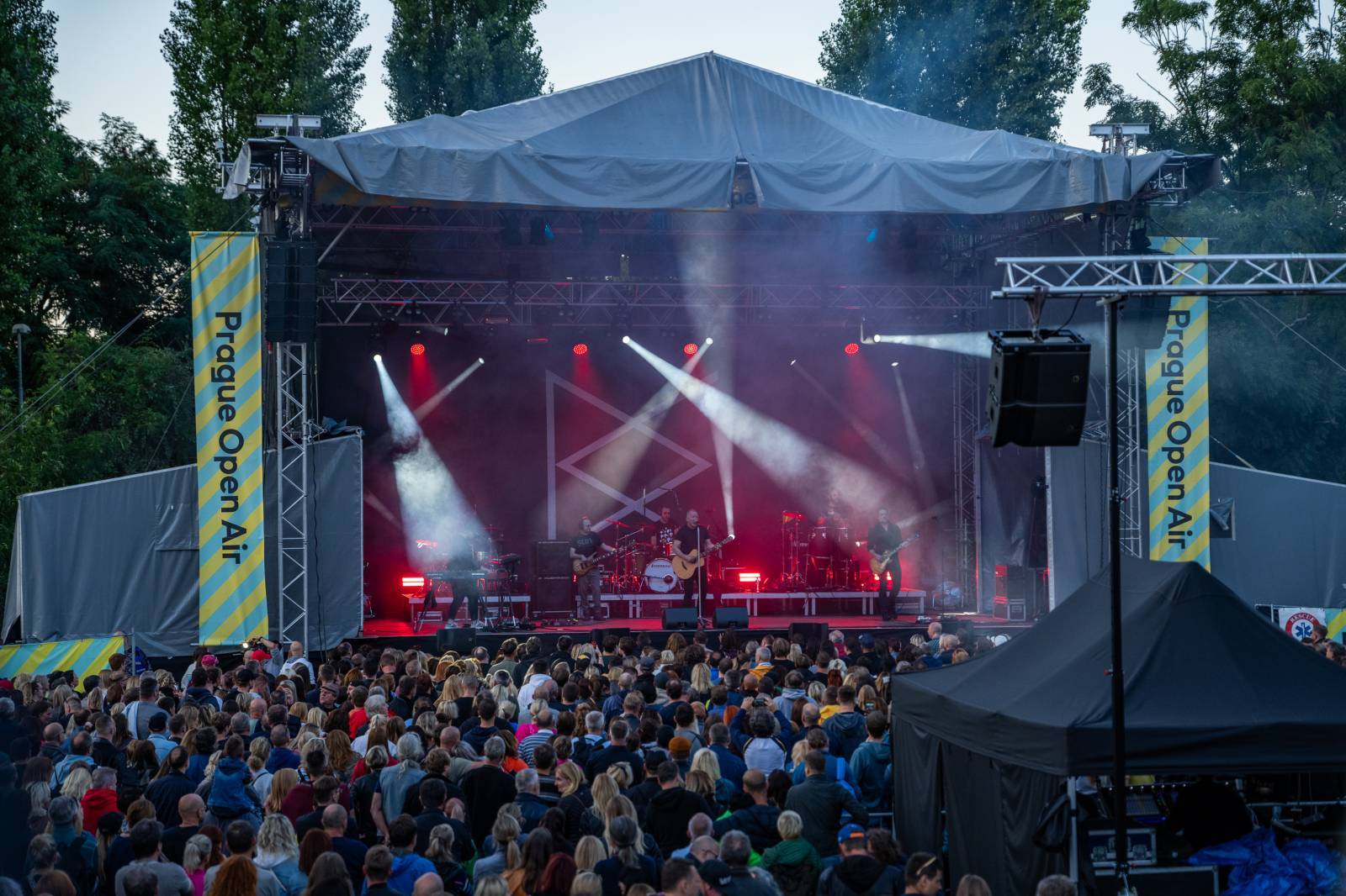 LIVE: David Koller sypal v Ledárnách jeden hit za druhým