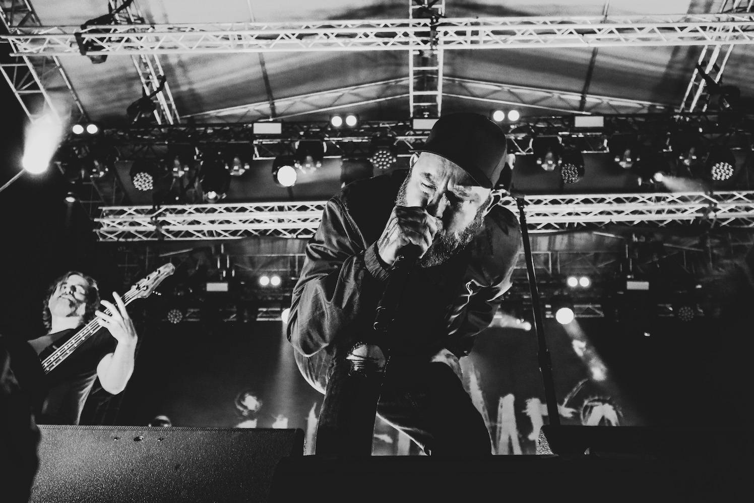 LIVE: Brutal Assault, den druhý: Metalový útok na Pevnost Josefov v podání Sepultury, Biohazardu i In Flames