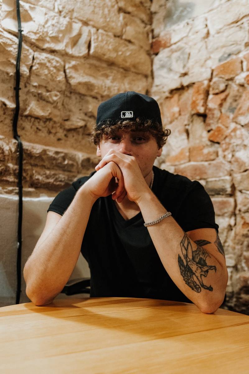 ROZHOVOR | Sofian Medjmedj: Texty píšu přirozeně, bez přetvářky, proto se v nich spousta lidí najde