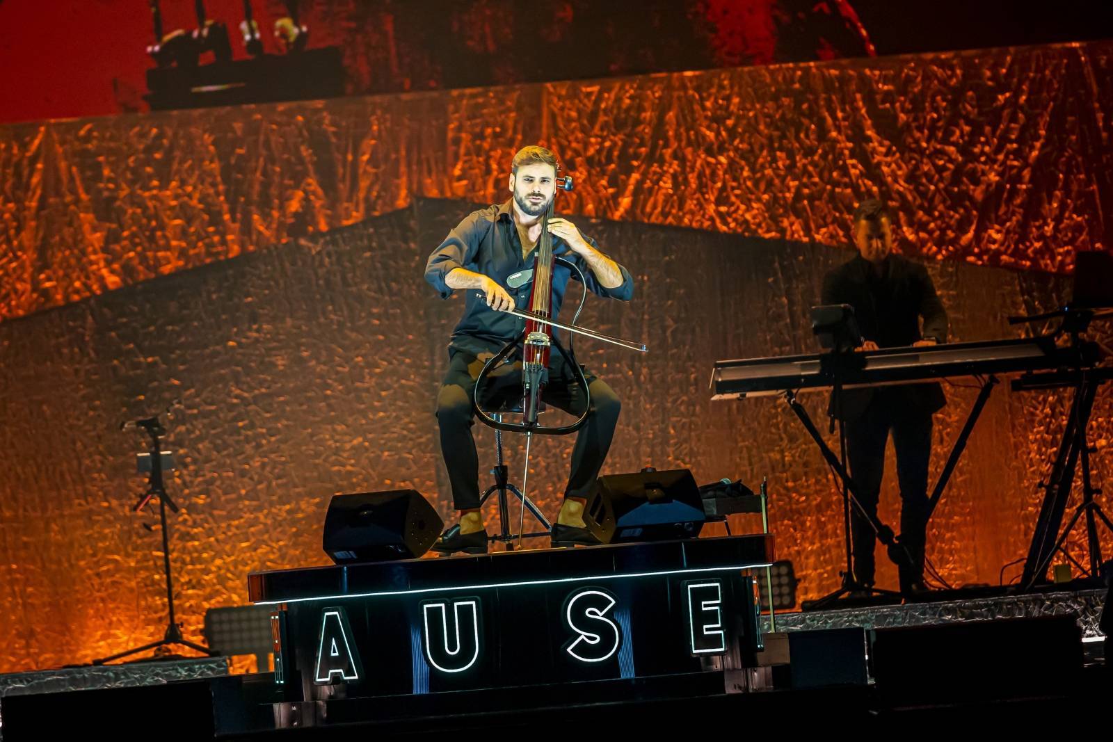 LIVE: Violoncellista Hauser roztančil O2 arenu, balancoval na hranici umění a kýče 
