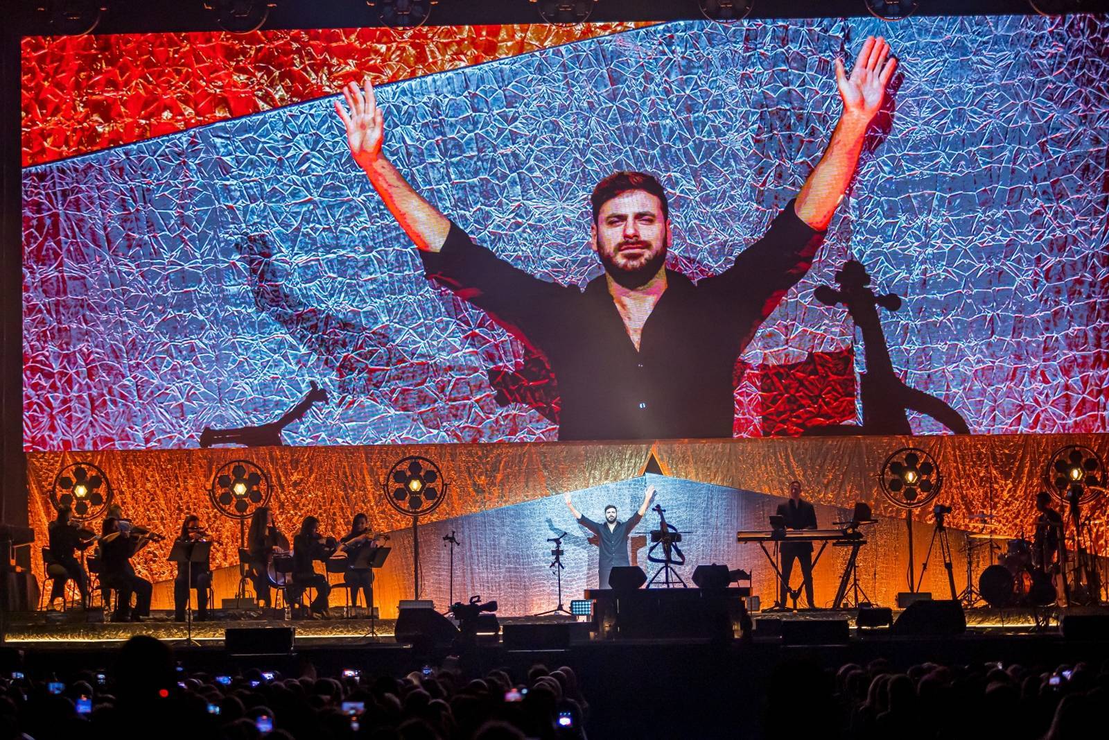 LIVE: Violoncellista Hauser roztančil O2 arenu, balancoval na hranici umění a kýče 