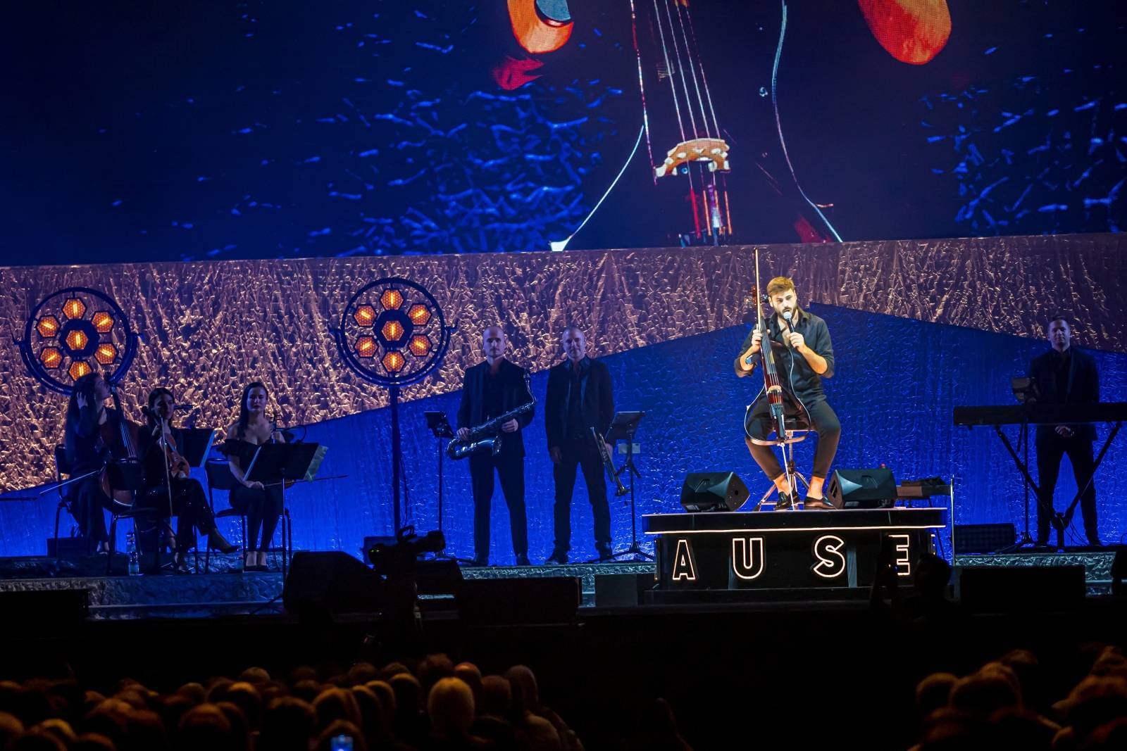 LIVE: Violoncellista Hauser roztančil O2 arenu, balancoval na hranici umění a kýče 