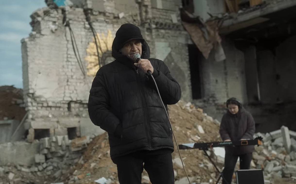 VIDEO: Michael Kocáb natáčel na Ukrajině. V Sebastiánovi zpívá o utrpení a pravdě