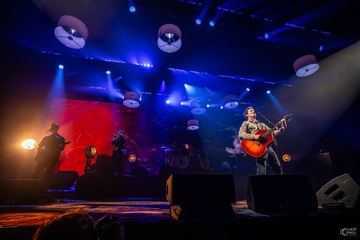 LIVE: James Blunt v Praze zahrál staré i nové hity. Jako zlatý hřeb zdolal klavír