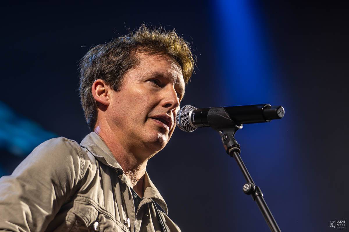 LIVE: James Blunt v Praze zahrál staré i nové hity. Jako zlatý hřeb zdolal klavír