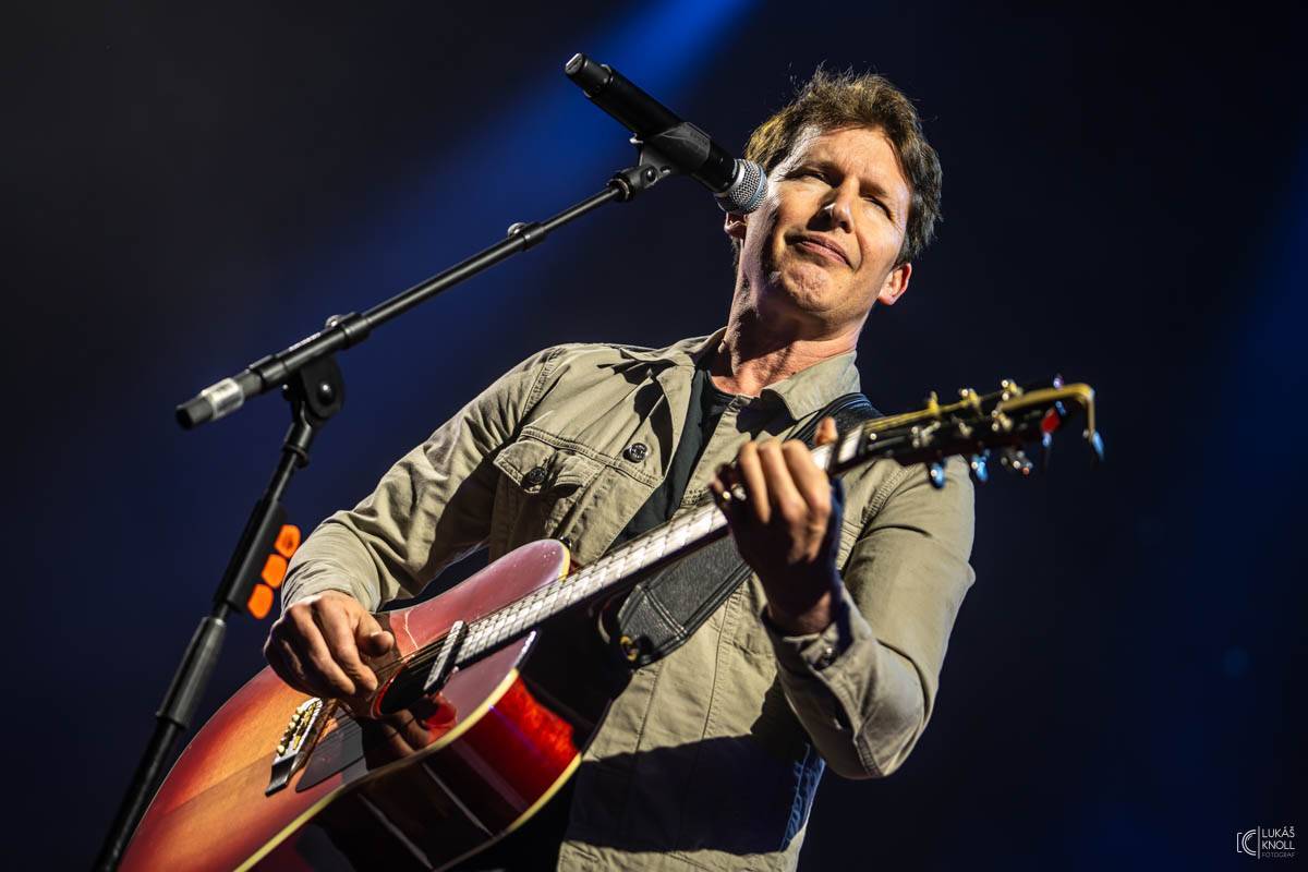 LIVE: James Blunt v Praze zahrál staré i nové hity. Jako zlatý hřeb zdolal klavír