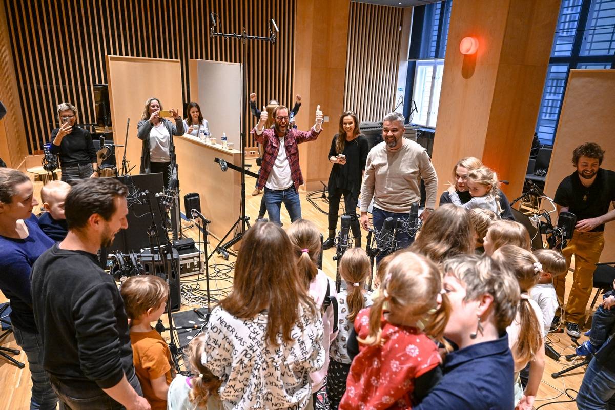 VIDEO: B-Side Band slaví MDŽ klipem k písni Polštáře. Natočily ho manželky muzikantů