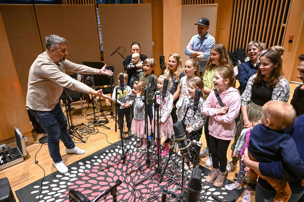 VIDEO: B-Side Band slaví MDŽ klipem k písni Polštáře. Natočily ho manželky muzikantů