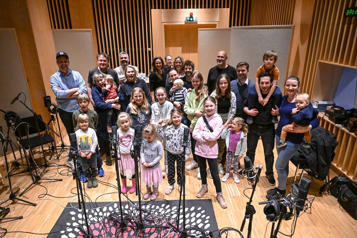 VIDEO: B-Side Band slaví MDŽ klipem k písni Polštáře. Natočily ho manželky muzikantů