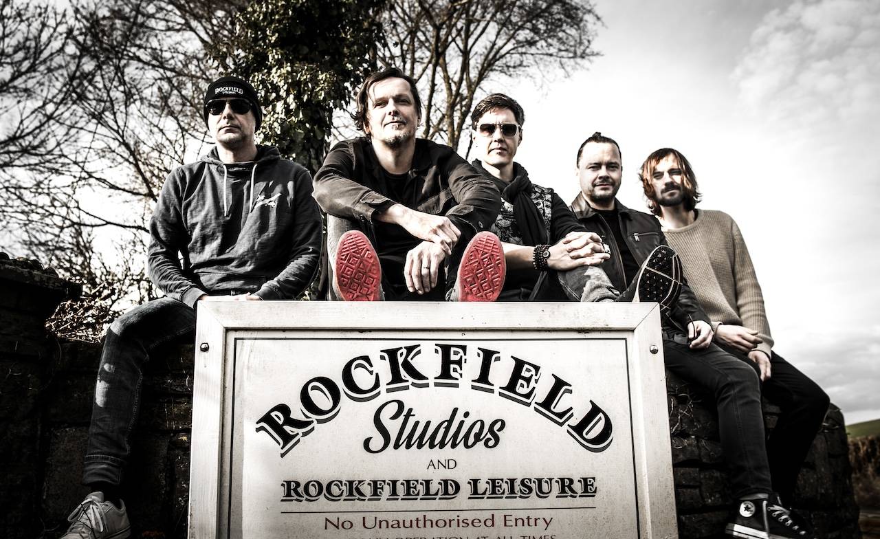 VIDEO: Chinaski mají chuť zlobit. V novém klipu si zahrály dcery i manželka Michala Malátného