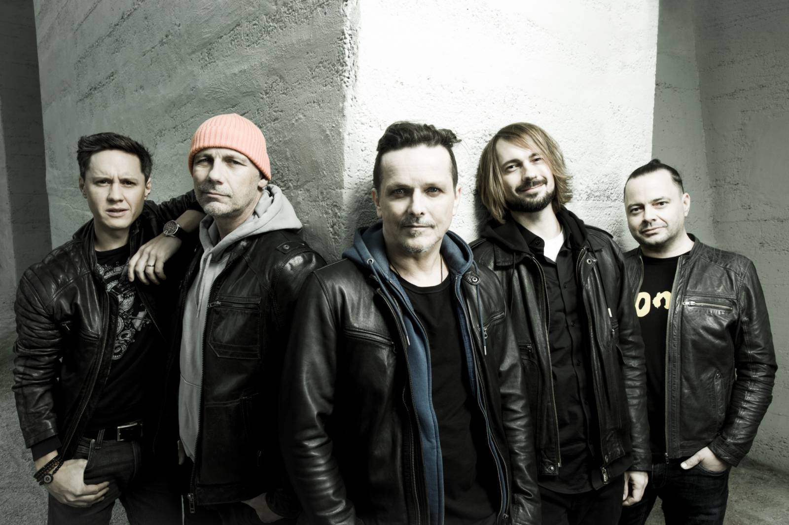 VIDEO: Chinaski mají chuť zlobit. V novém klipu si zahrály dcery i manželka Michala Malátného