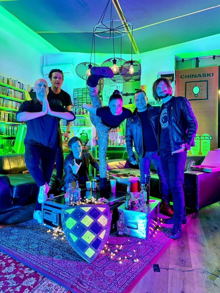 VIDEO: Chinaski mají chuť zlobit. V novém klipu si zahrály dcery i manželka Michala Malátného