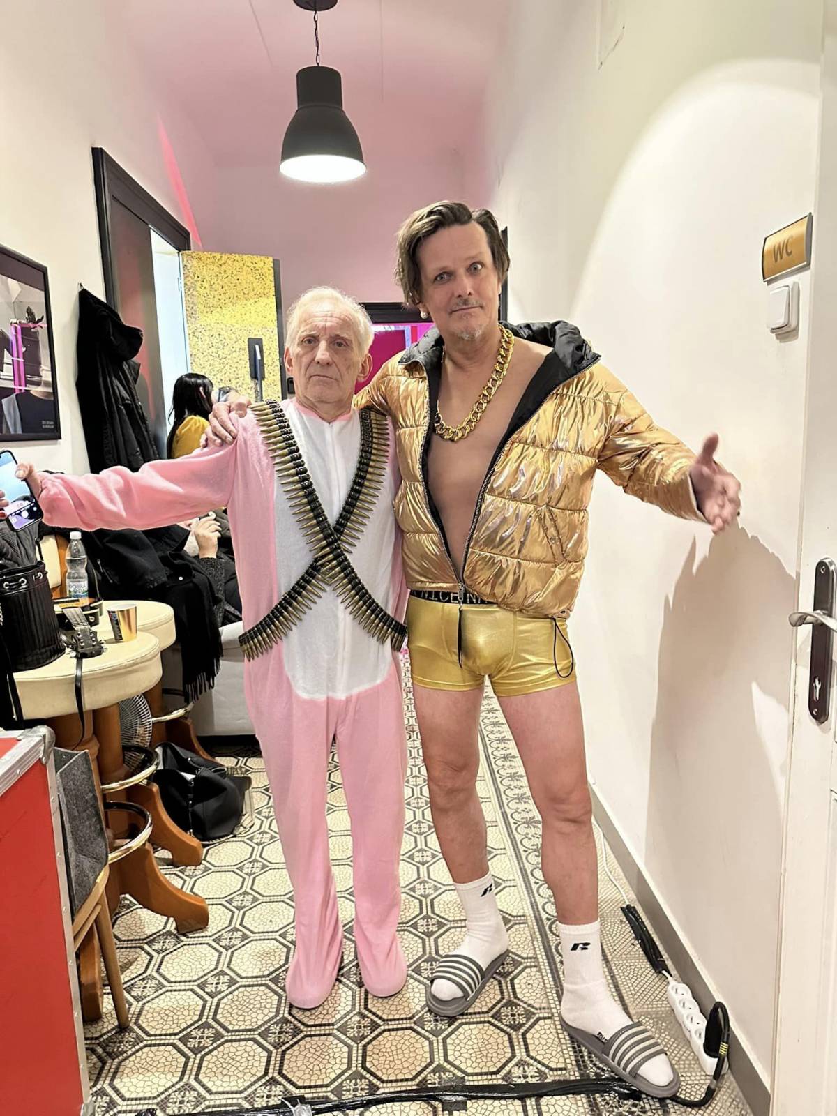 VIDEO: Chinaski mají chuť zlobit. V novém klipu si zahrály dcery i manželka Michala Malátného