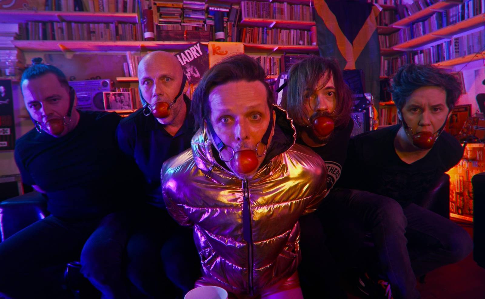 VIDEO: Chinaski mají chuť zlobit. V novém klipu si zahrály dcery i manželka Michala Malátného