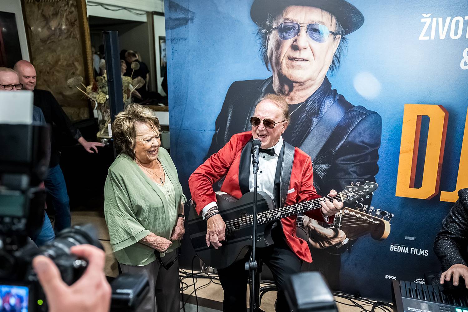 LIVE: Film Django o Petru Jandovi odkrývá i temnou minulost skupiny Olympic  