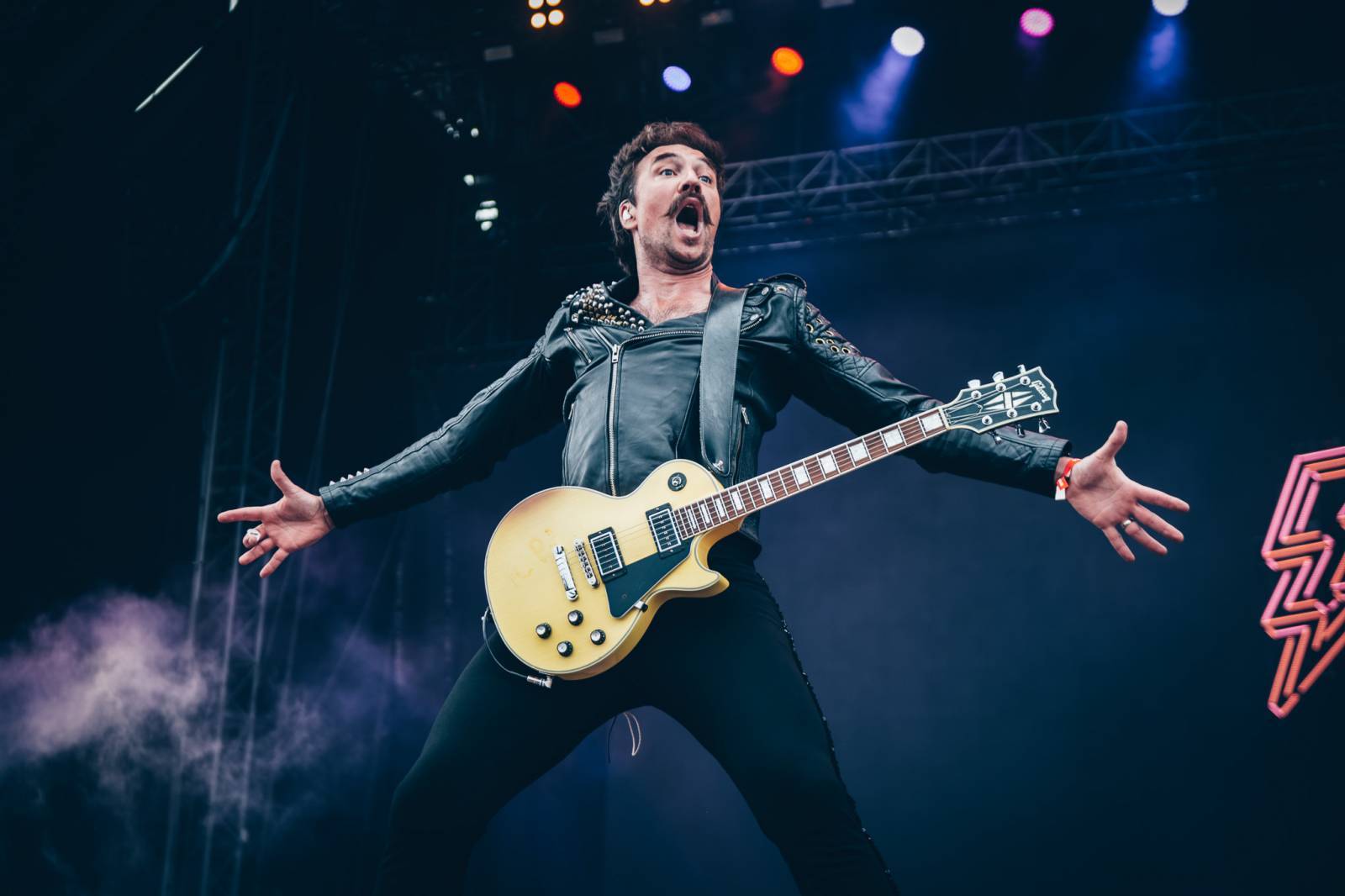 LIVE: Rock for People, den třetí: Přenádherní Bring Me The Horizon, rozlučkoví Sum 41 a pokulhávající Avril