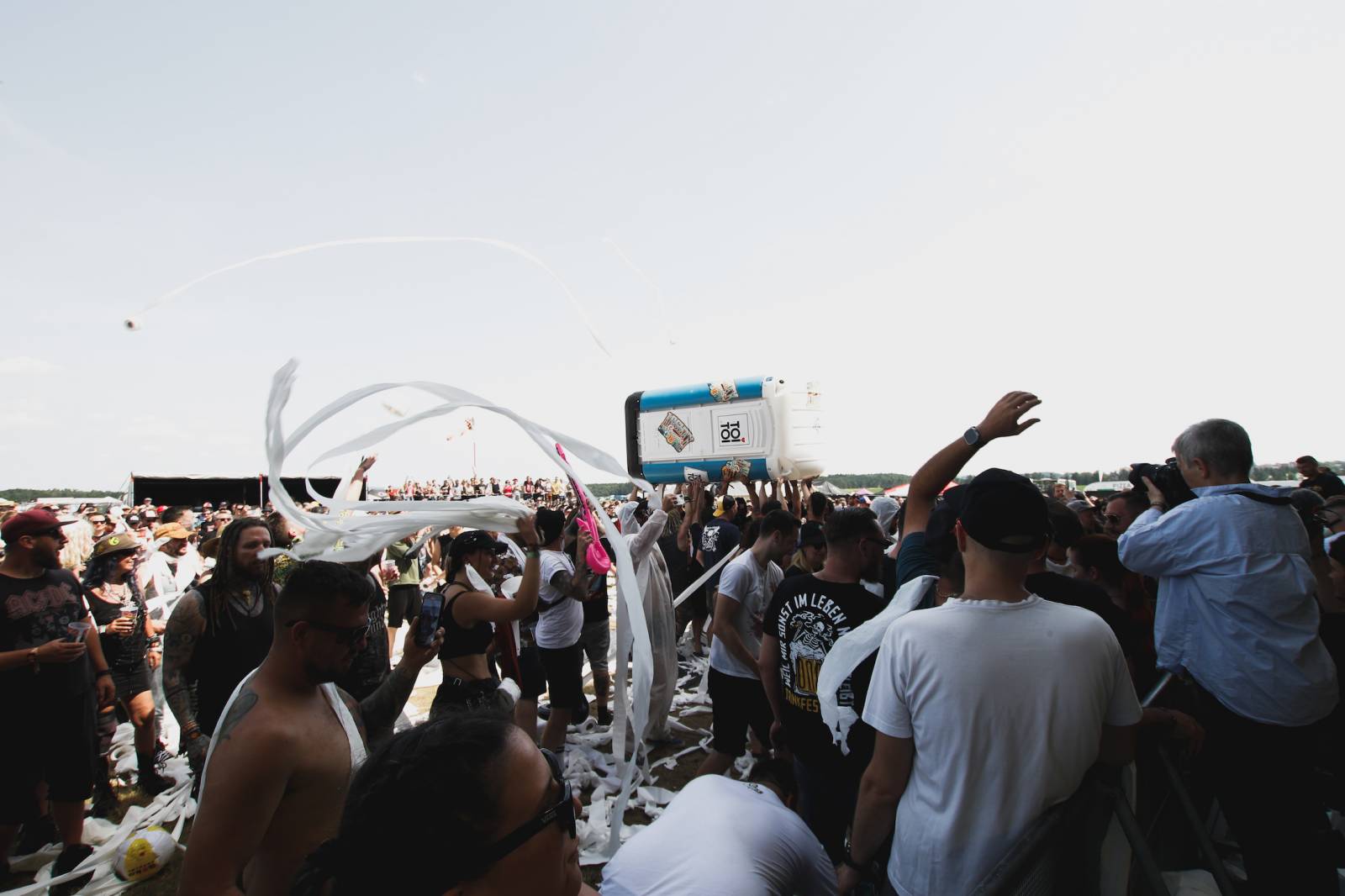 LIVE: Mighty Sounds má za sebou druhý den. Přivezl legendární Bad Religion, kreativní The Hives a toaletní smršť s Gutalax