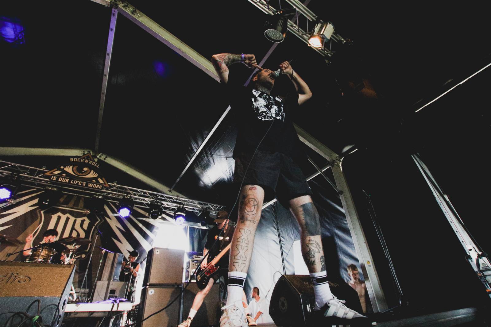 LIVE: Mighty Sounds má za sebou druhý den. Přivezl legendární Bad Religion, kreativní The Hives a toaletní smršť s Gutalax