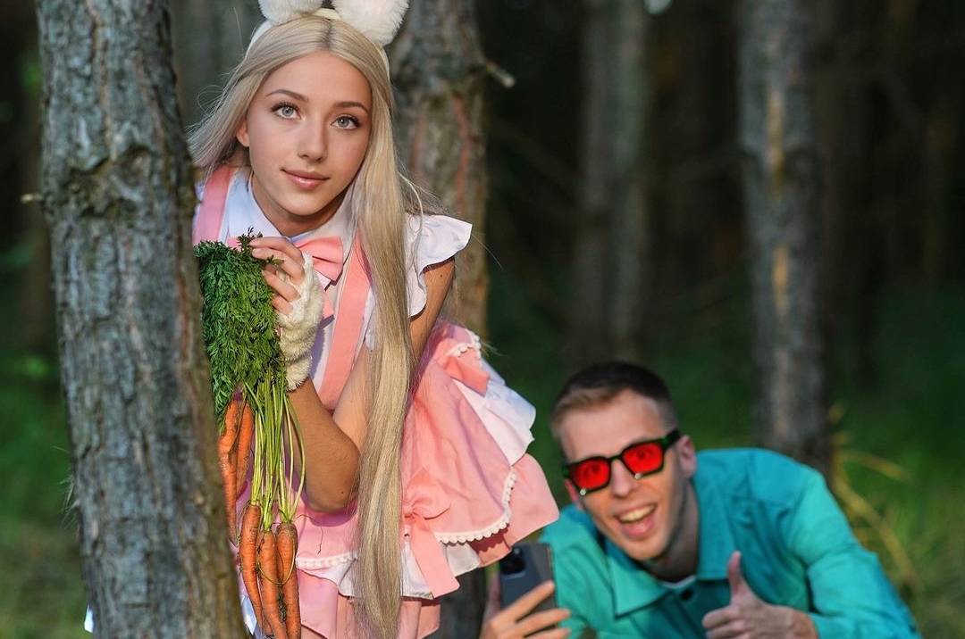 BIZÁR: Frank Wild opět šokuje. „Moje holka skáče jako zajíc,“ zpívá v Bunny Hop