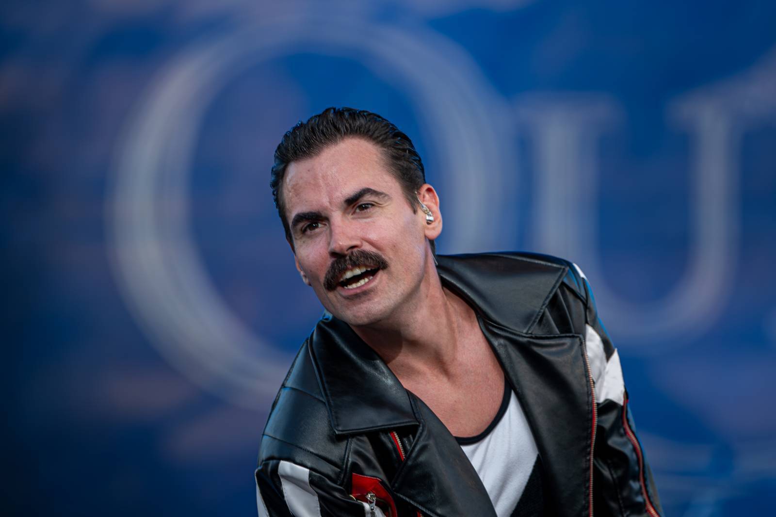 LIVE: Queenie si na Křižíkově fontáně omotali publikum kolem prstu, na stage jim přiletěla i podprsenka