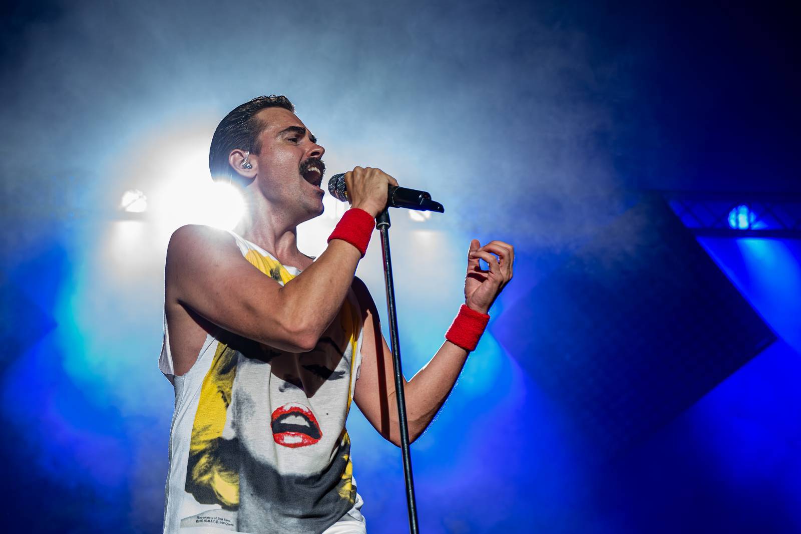 LIVE: Queenie si na Křižíkově fontáně omotali publikum kolem prstu, na stage jim přiletěla i podprsenka