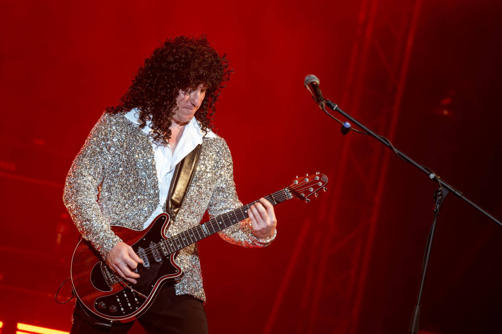 LIVE: Queenie si na Křižíkově fontáně omotali publikum kolem prstu, na stage jim přiletěla i podprsenka