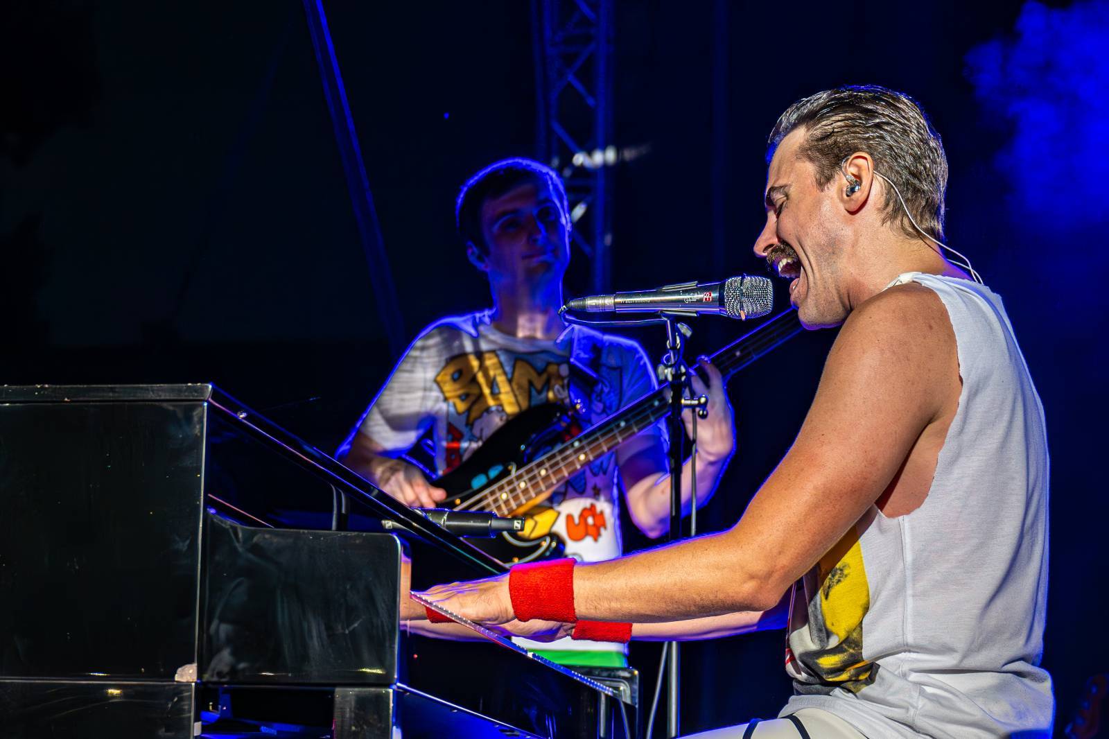 LIVE: Queenie si na Křižíkově fontáně omotali publikum kolem prstu, na stage jim přiletěla i podprsenka