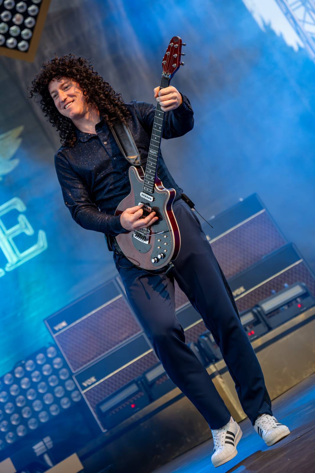 LIVE: Queenie si na Křižíkově fontáně omotali publikum kolem prstu, na stage jim přiletěla i podprsenka