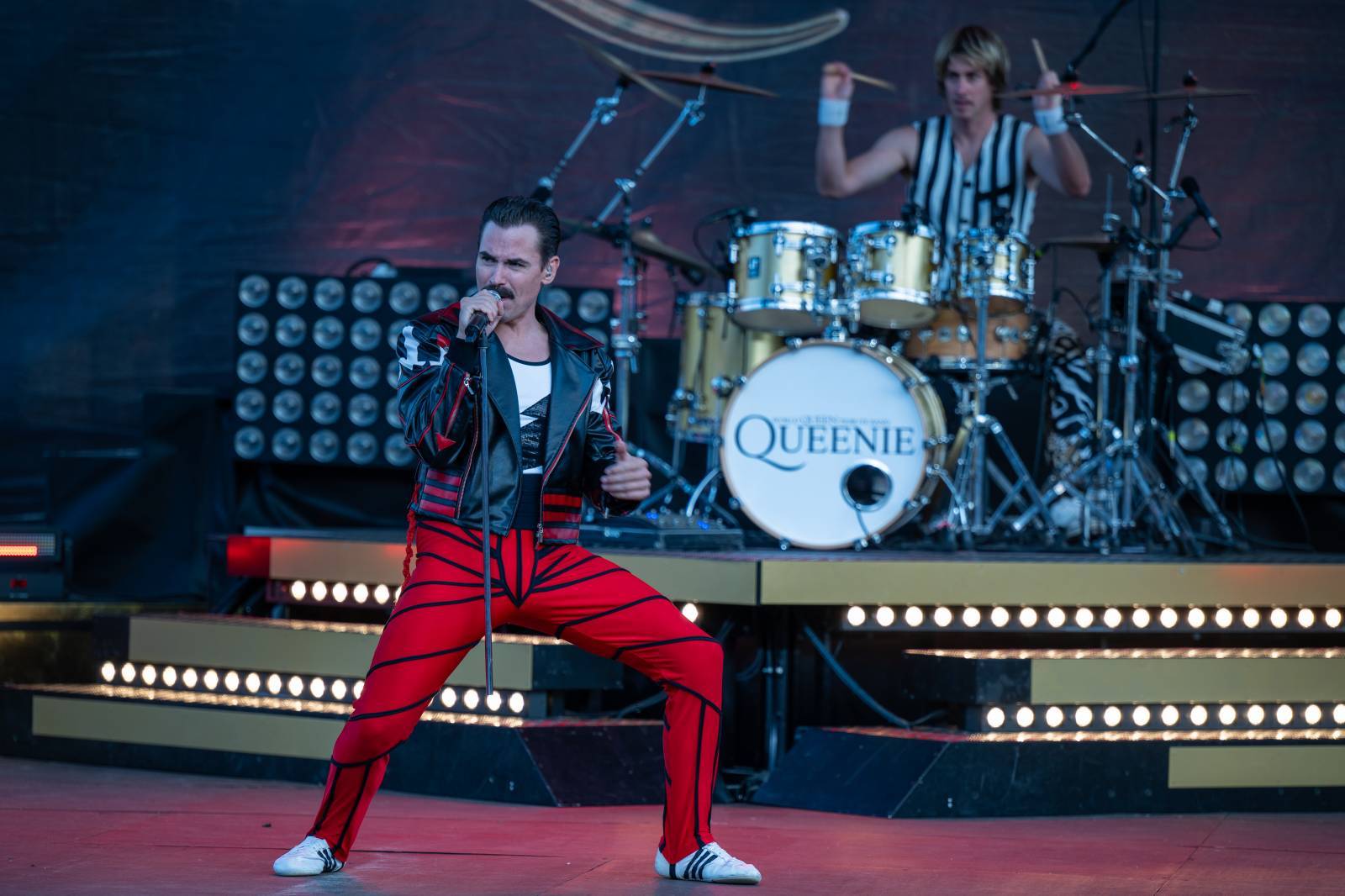 LIVE: Queenie si na Křižíkově fontáně omotali publikum kolem prstu, na stage jim přiletěla i podprsenka