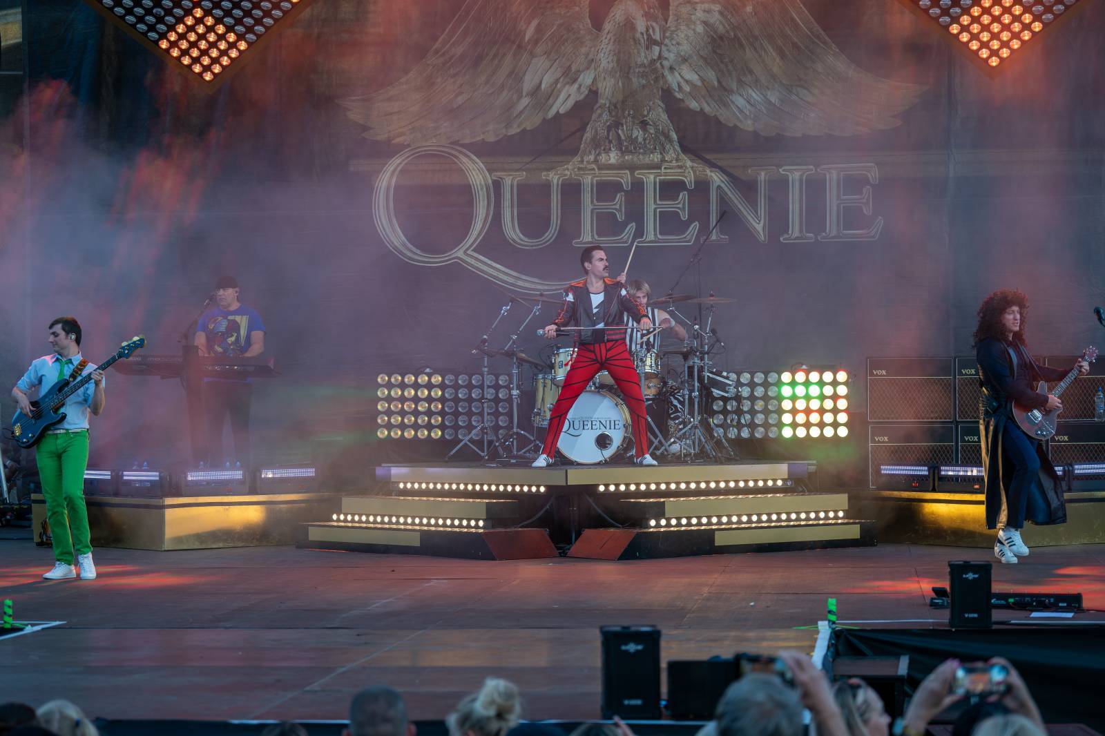 LIVE: Queenie si na Křižíkově fontáně omotali publikum kolem prstu, na stage jim přiletěla i podprsenka