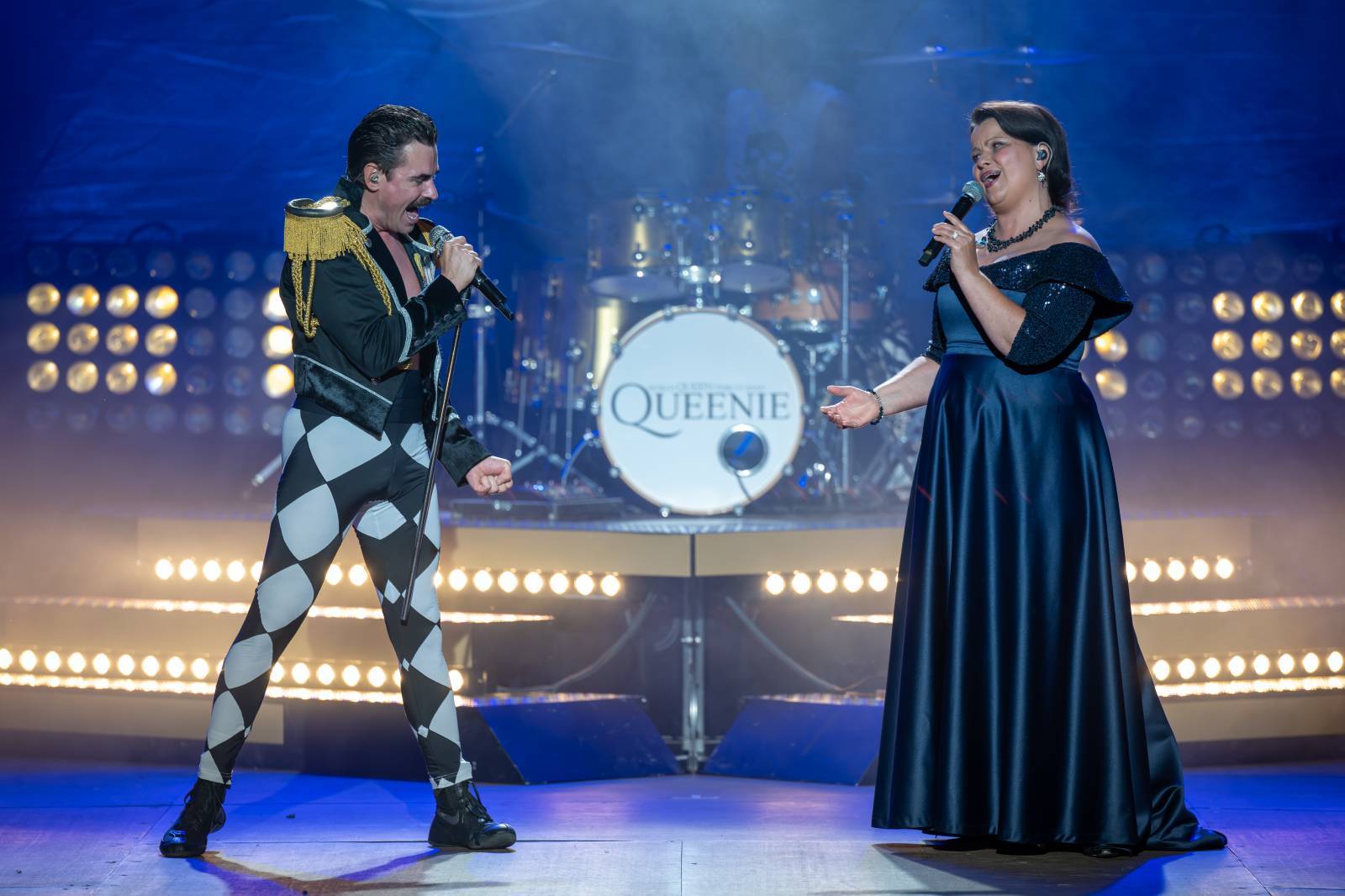 LIVE: Queenie si na Křižíkově fontáně omotali publikum kolem prstu, na stage jim přiletěla i podprsenka