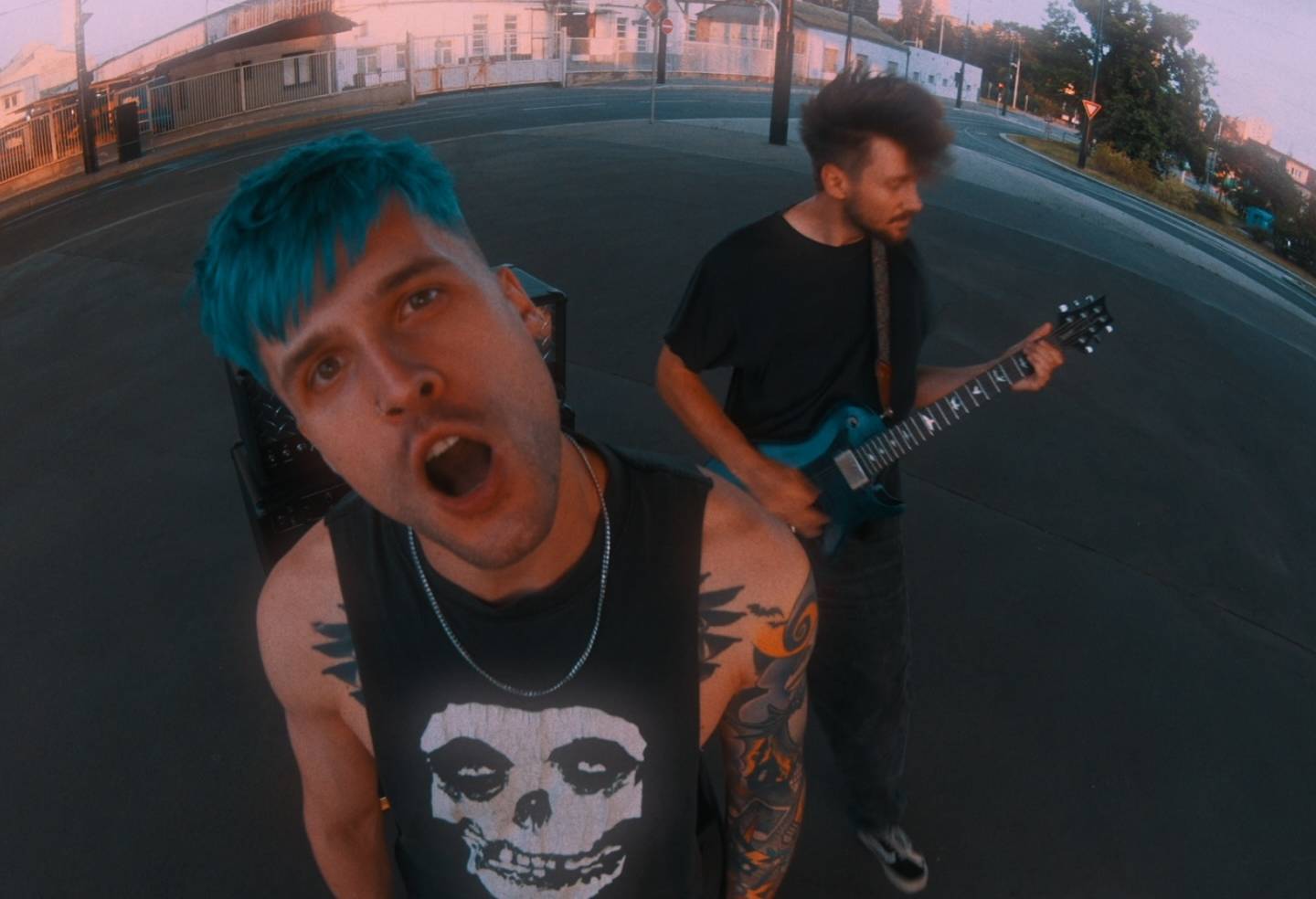 VIDEOPREMIÉRA: John Wolfhooker singlem Dead Inside kritizují romantizaci bolesti