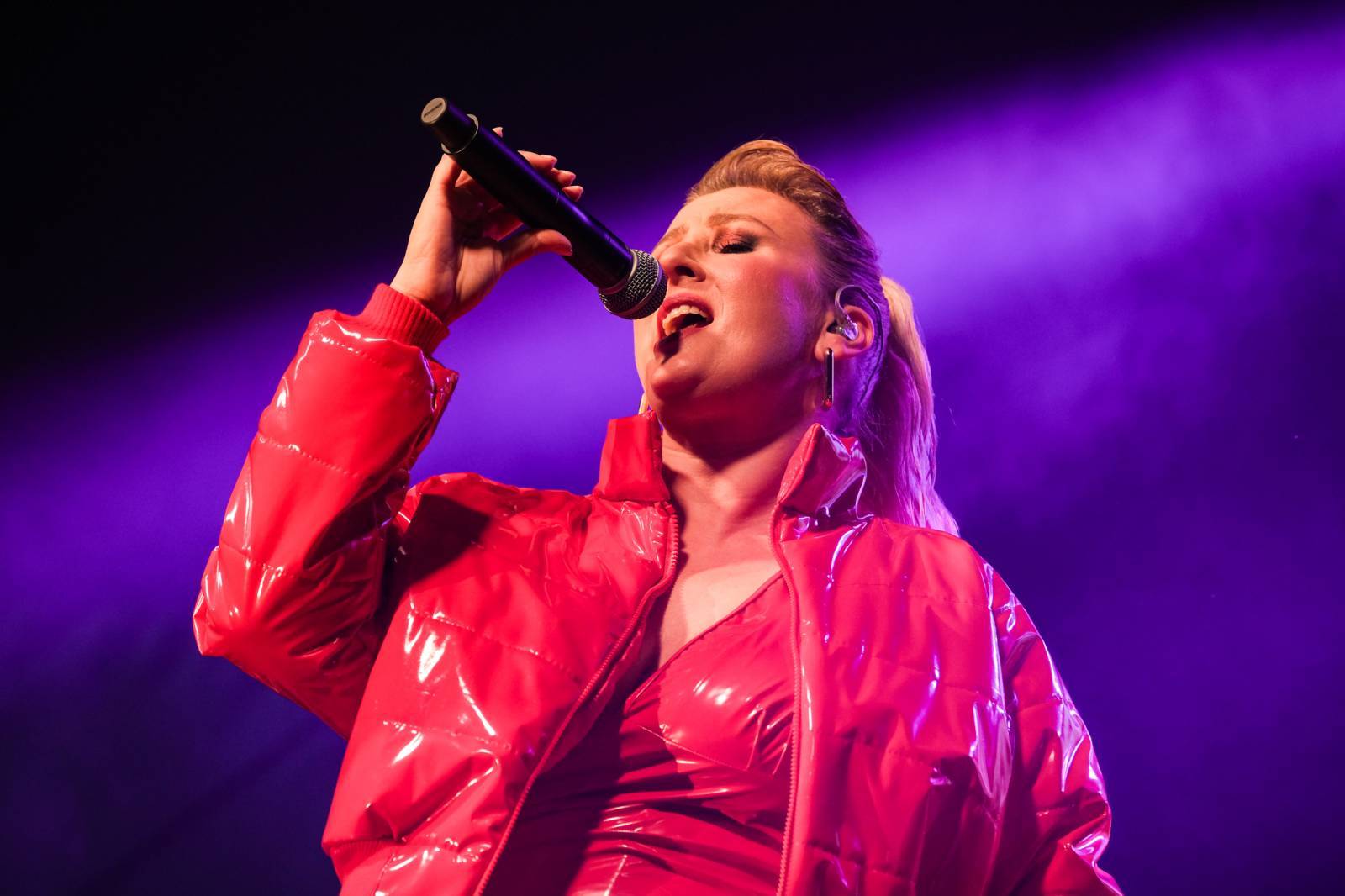 LIVE: Monkey Business se oblékli do latexu. Nové album jim na Občanské plovárně pokřtili fanoušci