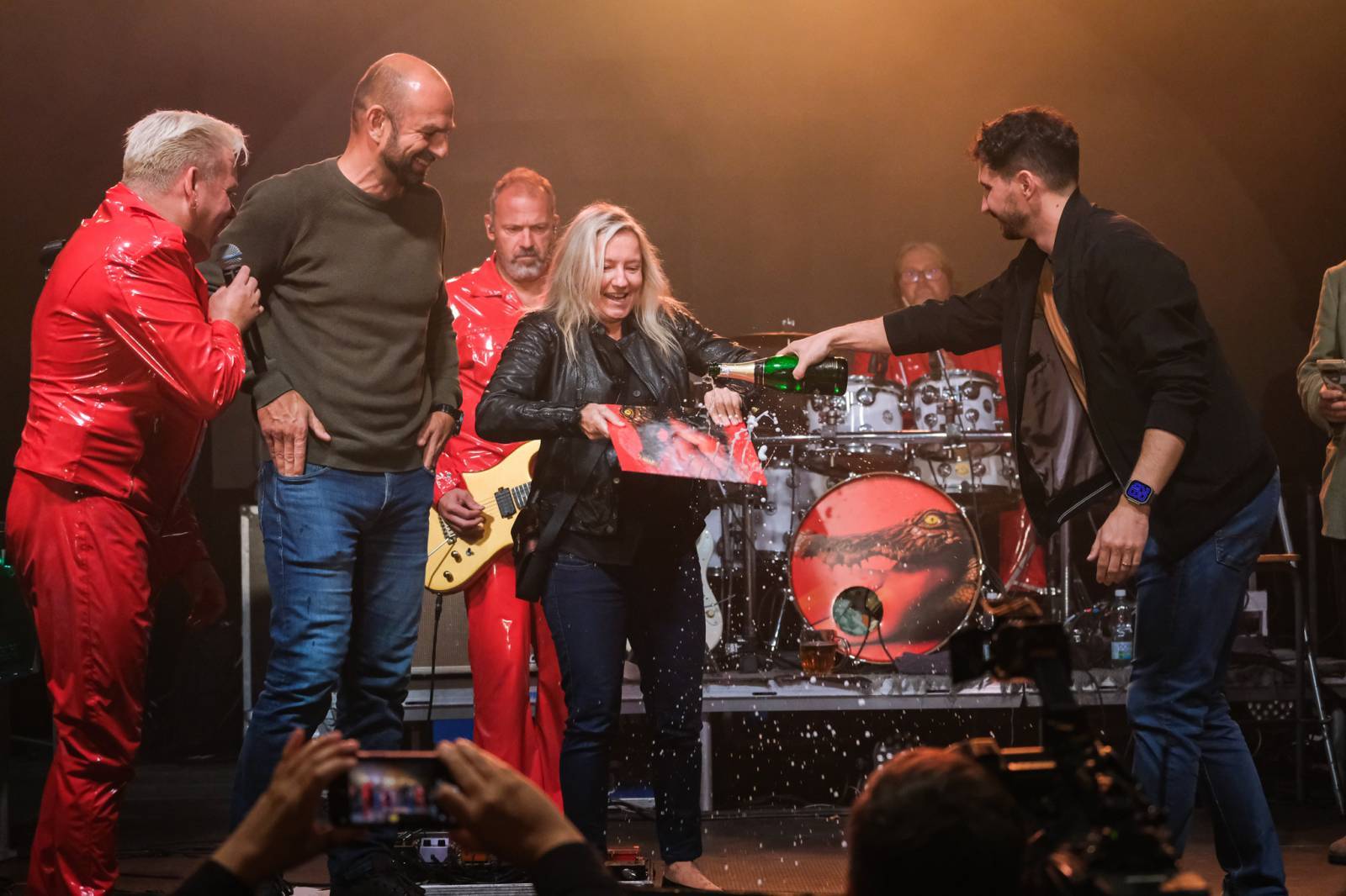 LIVE: Monkey Business se oblékli do latexu. Nové album jim na Občanské plovárně pokřtili fanoušci