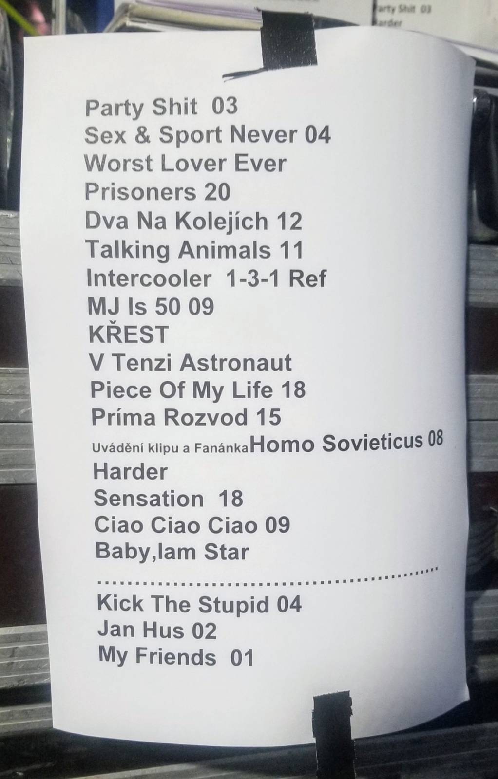 LIVE: Monkey Business se oblékli do latexu. Nové album jim na Občanské plovárně pokřtili fanoušci