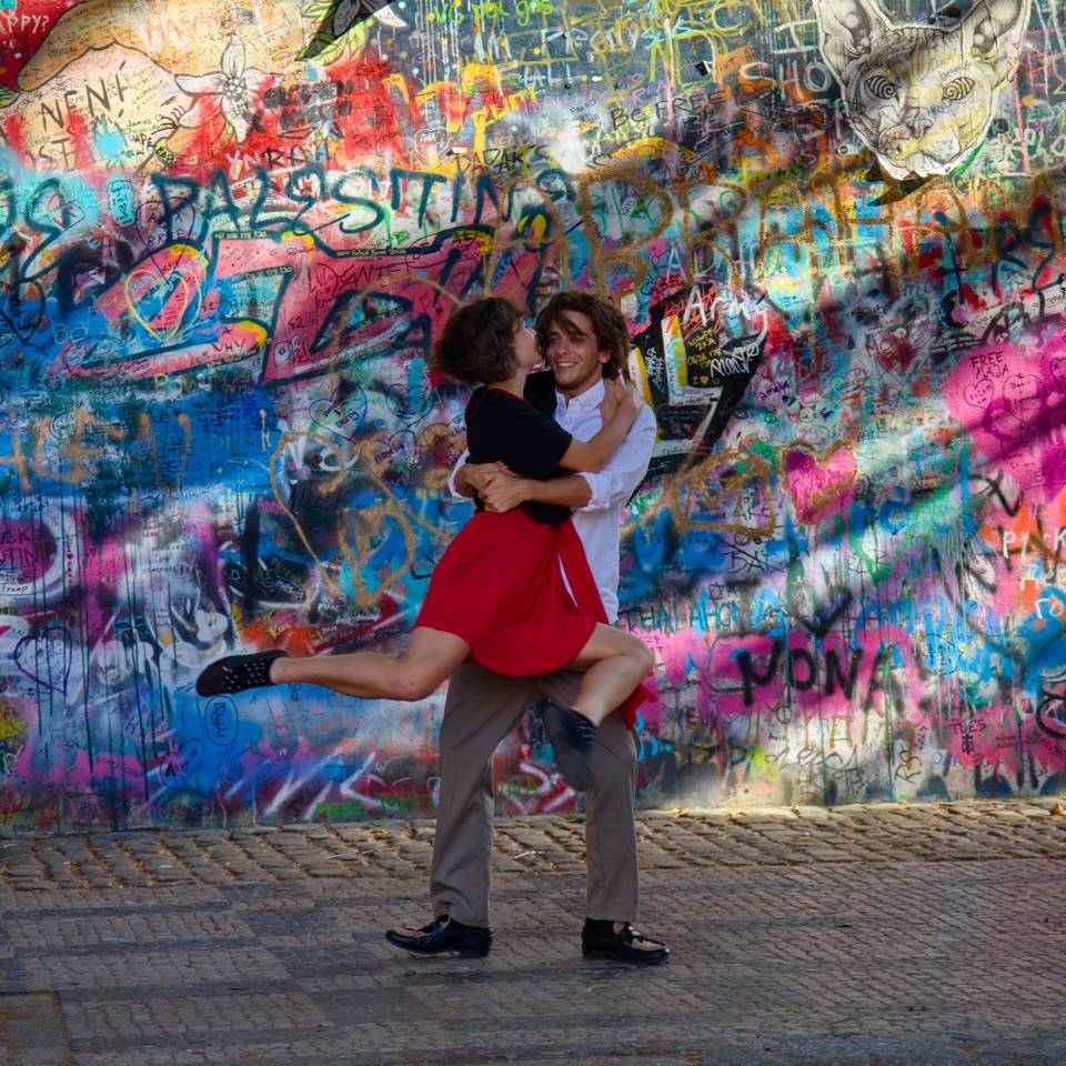 VIDEO: Po střelbě na FF UK prožila klinickou smrt. Nyní se Tereza podílela na novém klipu Mira Žbirky