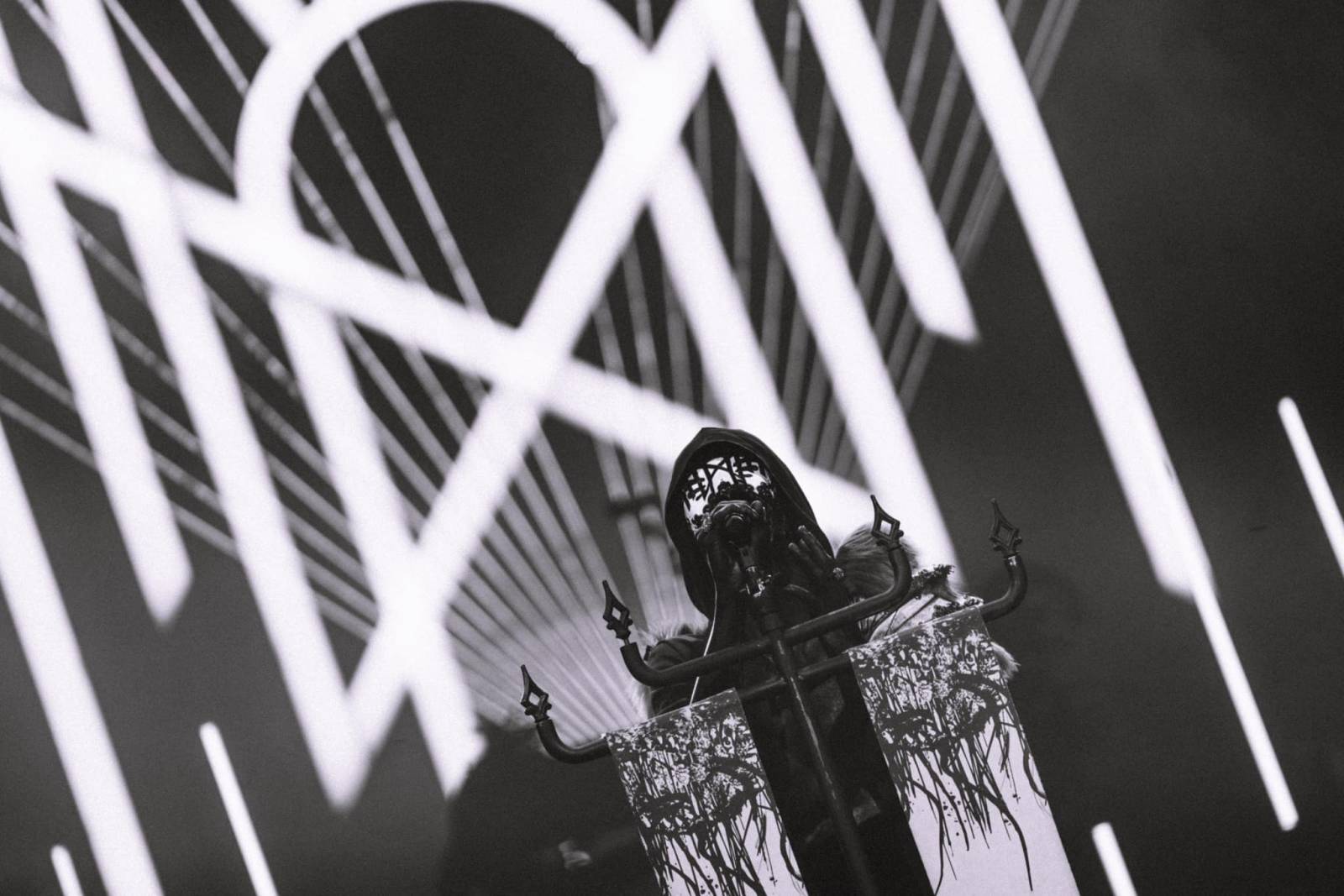 LIVE: Sleep Token posunuli laťku zase o kus výš. V O2 universu předvedli povedenou show