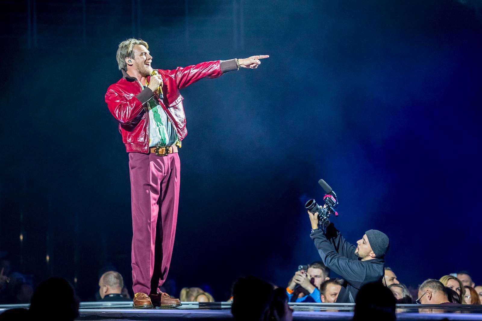 LIVE: Vojta Dyk si splnil sen a vyprodal O2 arenu. Nabídl estrádní show, které chyběly silné písně