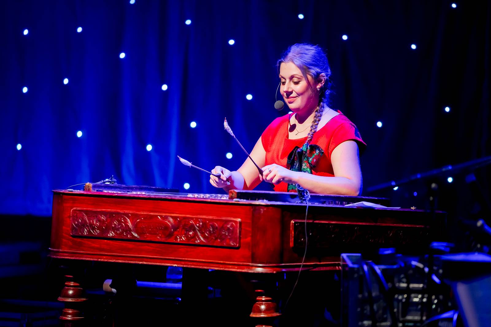 LIVE: Švarní šohajové z Čechomoru navodili v pražské Hybernii adventní náladu