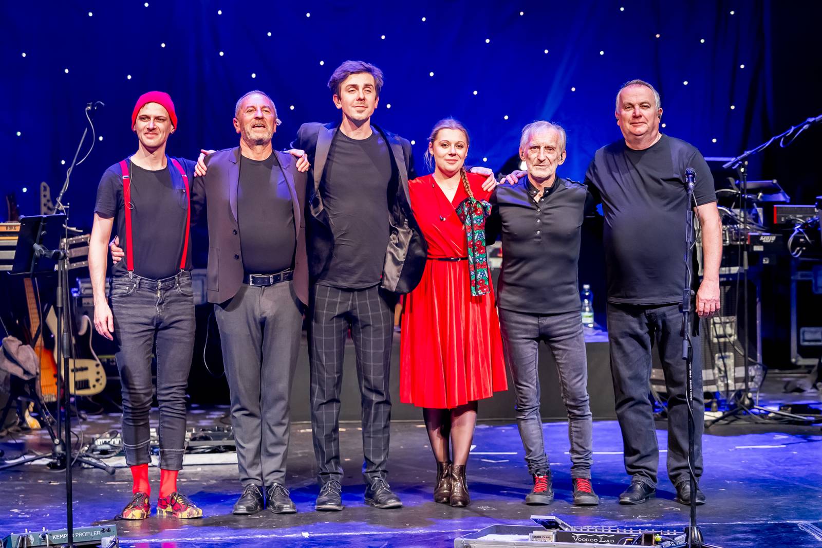 LIVE: Švarní šohajové z Čechomoru navodili v pražské Hybernii adventní náladu