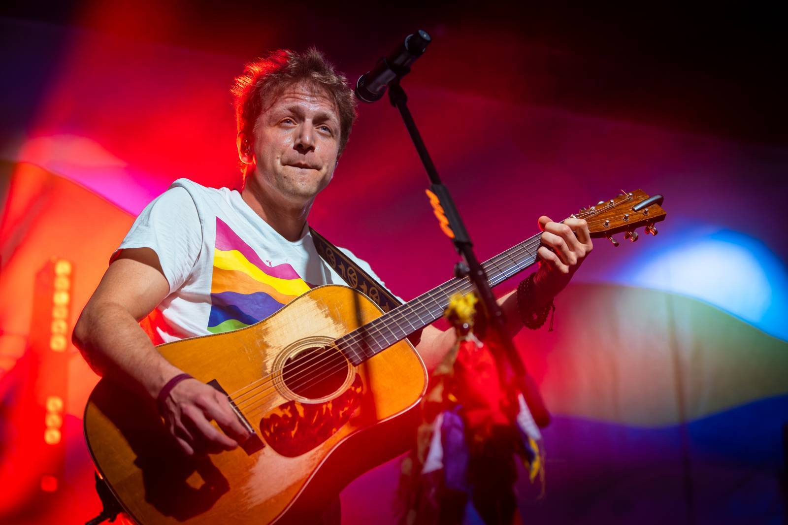 LIVE: Blahopřání k narozeninám, country improvizace a jeden fór za druhým. Tomáš Klus ve Velkém Meziříčí ukázal, jak se dělá show