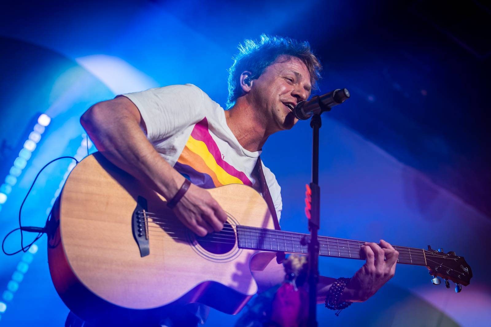 LIVE: Blahopřání k narozeninám, country improvizace a jeden fór za druhým. Tomáš Klus ve Velkém Meziříčí ukázal, jak se dělá show