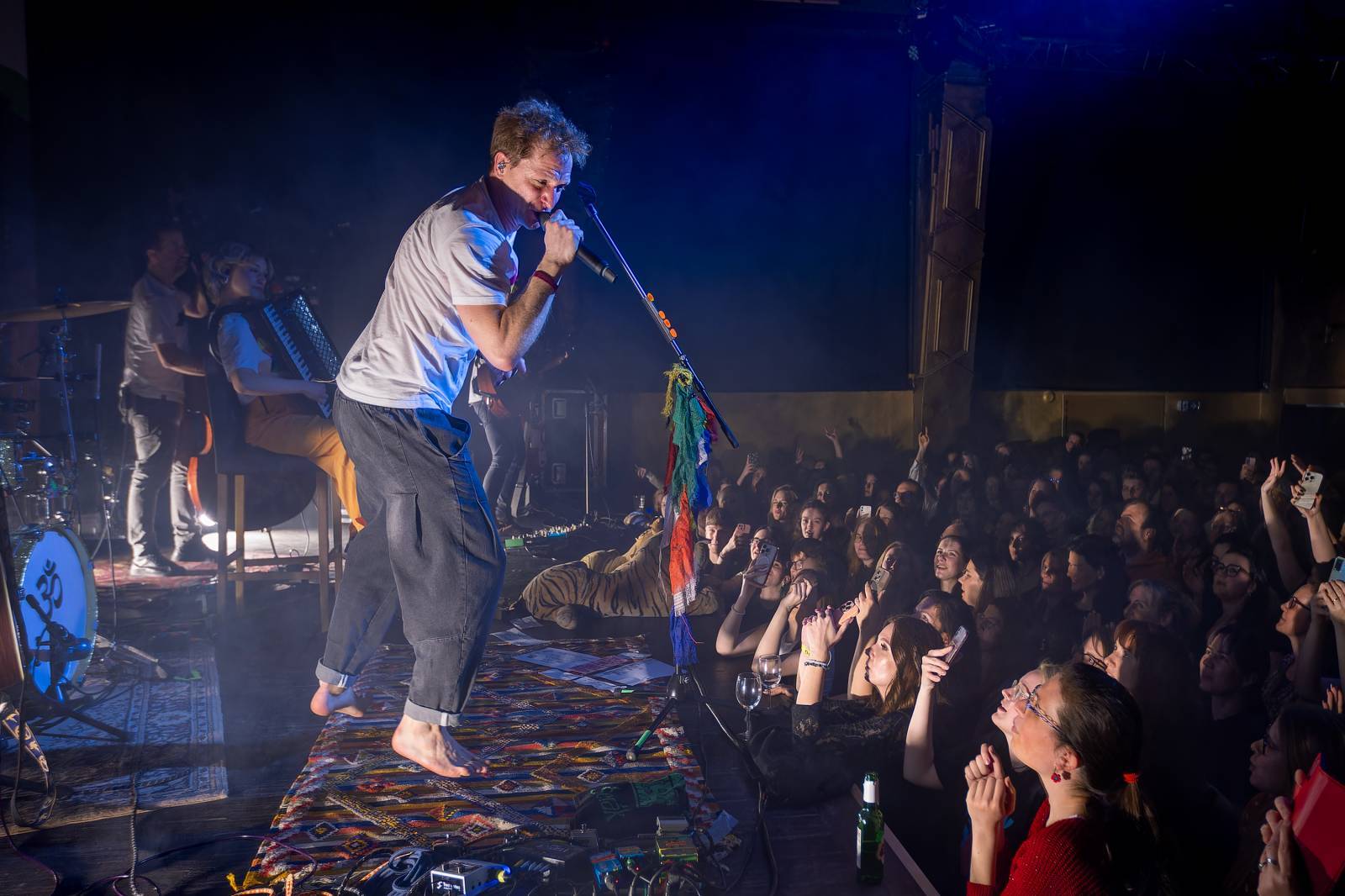 LIVE: Blahopřání k narozeninám, country improvizace a jeden fór za druhým. Tomáš Klus ve Velkém Meziříčí ukázal, jak se dělá show