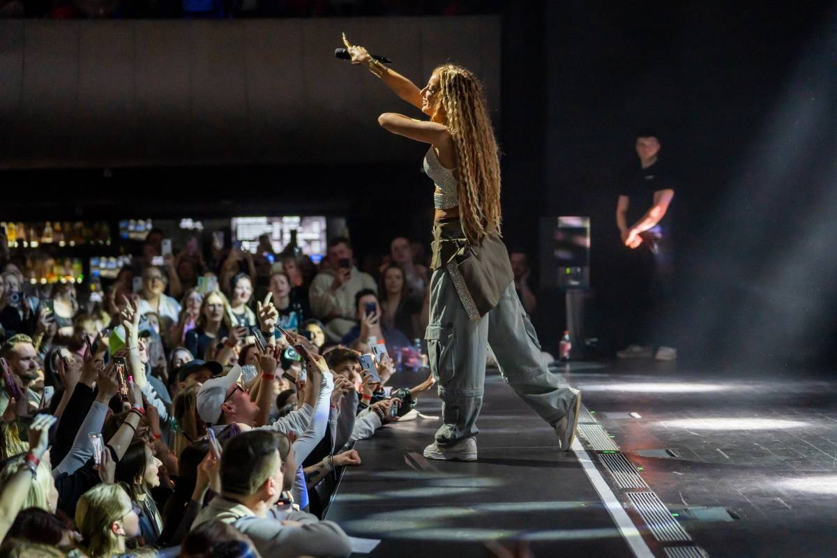 LIVE: Bohyně Sima vyprodala brněnský klub Sono a roztančila všechny v něm